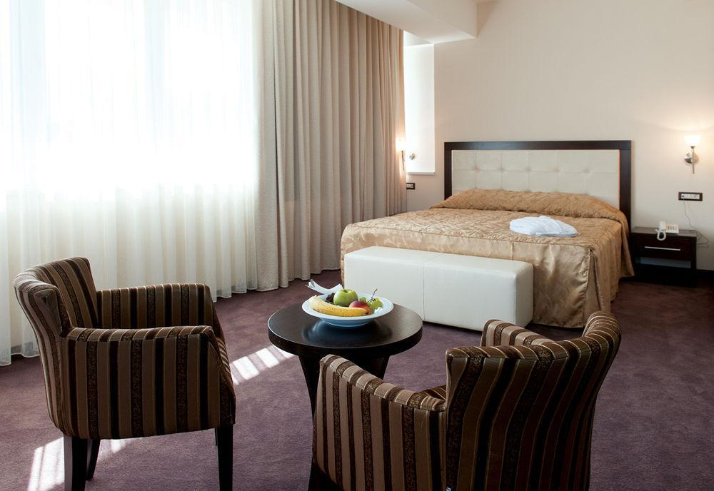 Tcc Grand Plaza Hotel Skopje Esterno foto