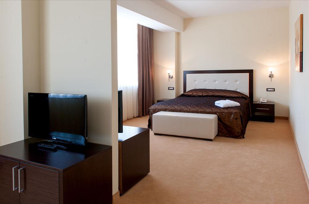 Tcc Grand Plaza Hotel Skopje Esterno foto