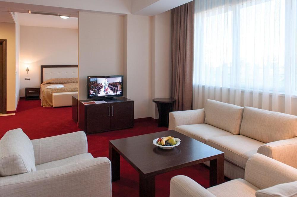 Tcc Grand Plaza Hotel Skopje Esterno foto