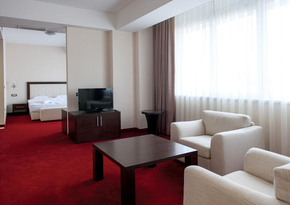 Tcc Grand Plaza Hotel Skopje Esterno foto