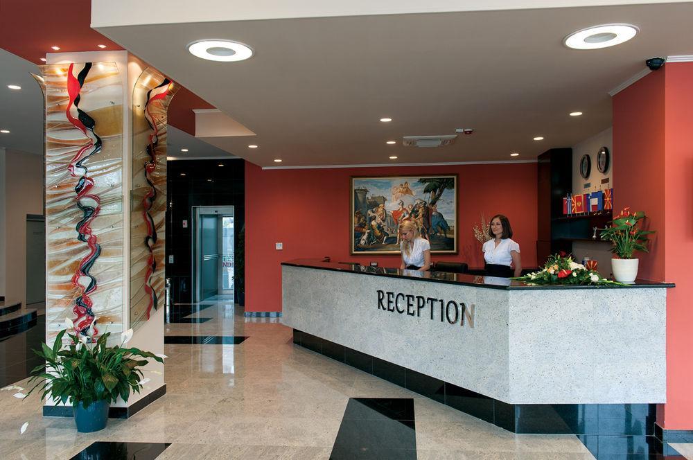 Tcc Grand Plaza Hotel Skopje Esterno foto