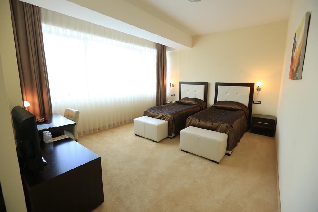 Tcc Grand Plaza Hotel Skopje Esterno foto