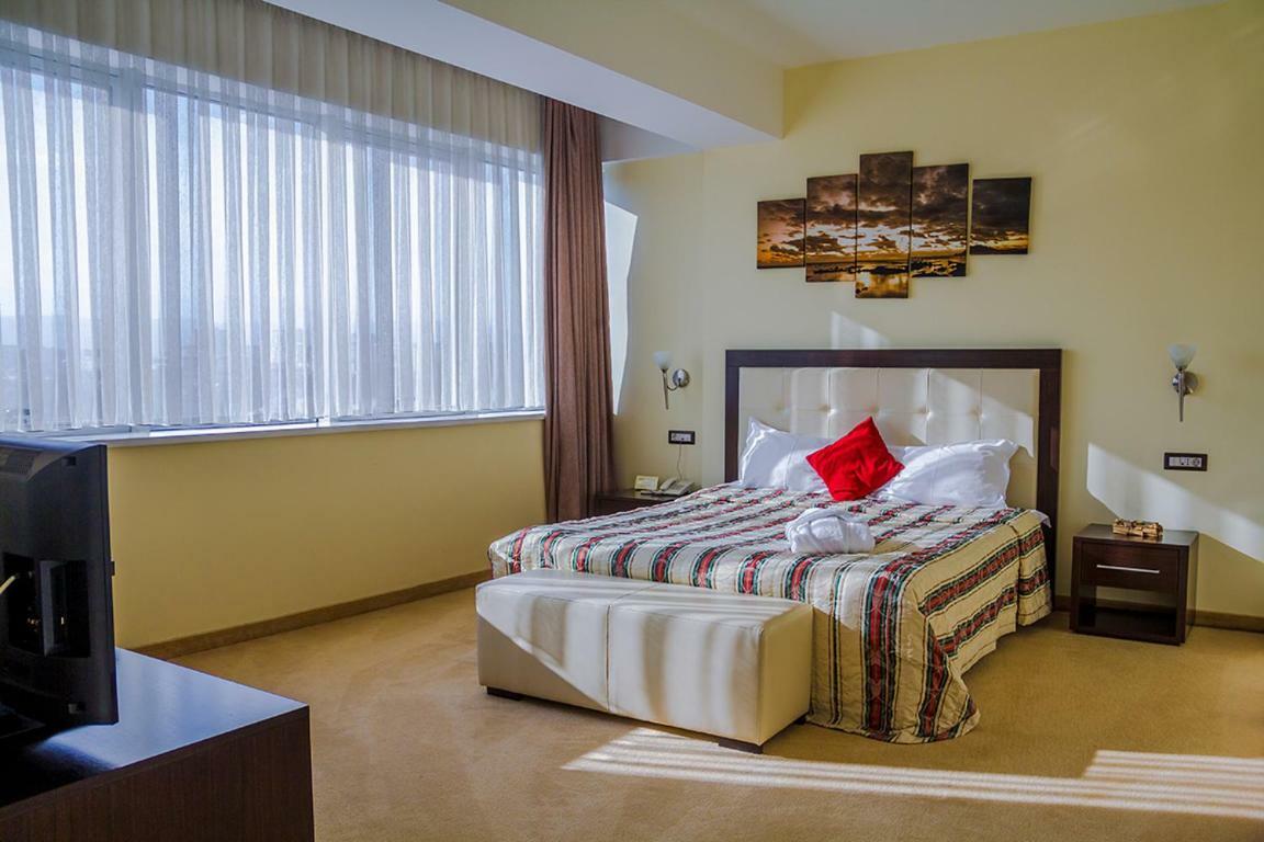 Tcc Grand Plaza Hotel Skopje Esterno foto