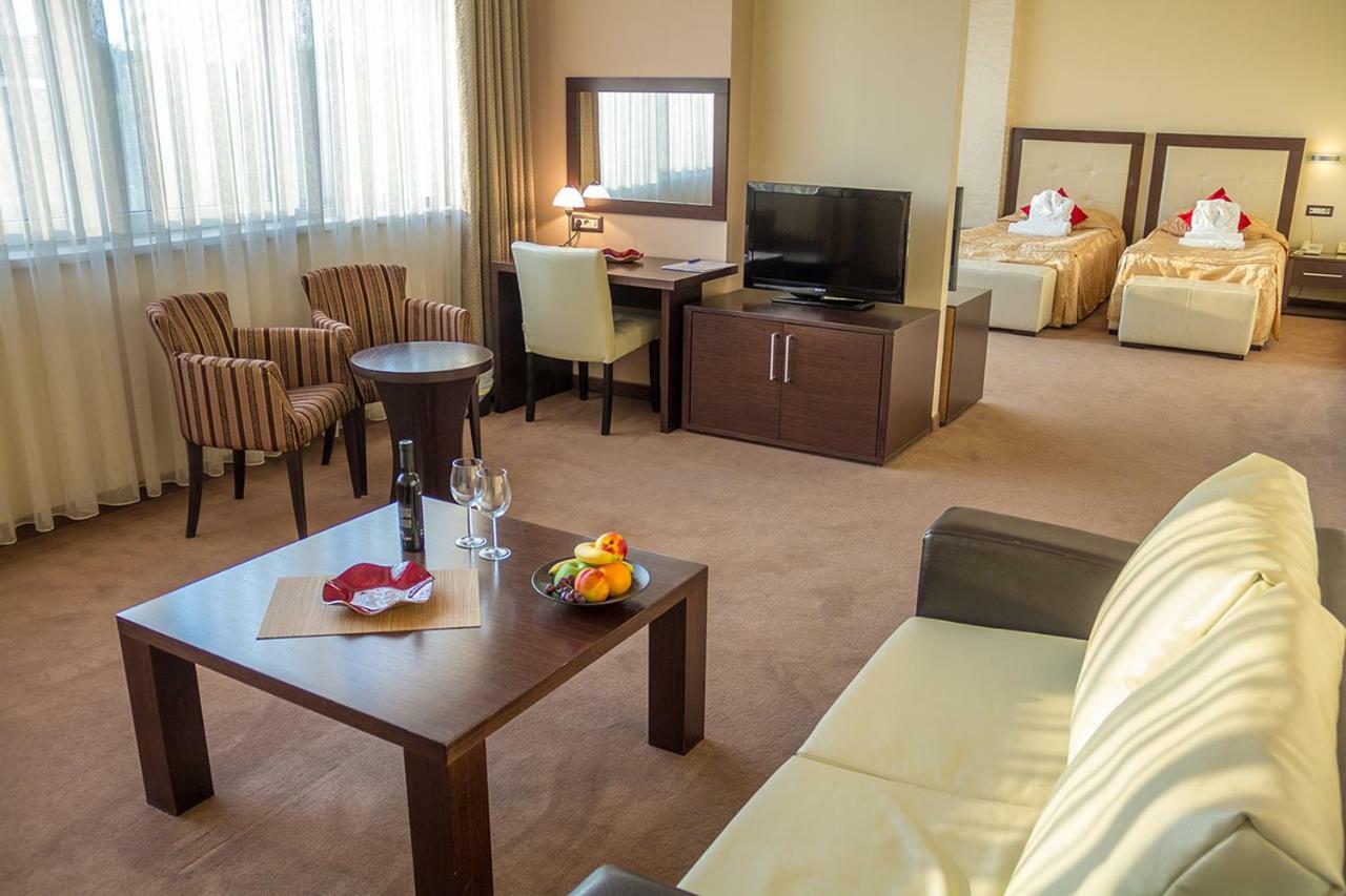 Tcc Grand Plaza Hotel Skopje Esterno foto