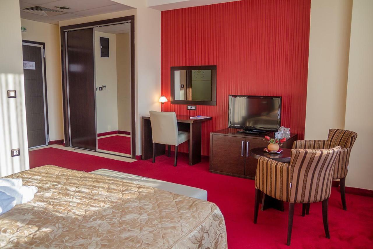 Tcc Grand Plaza Hotel Skopje Esterno foto
